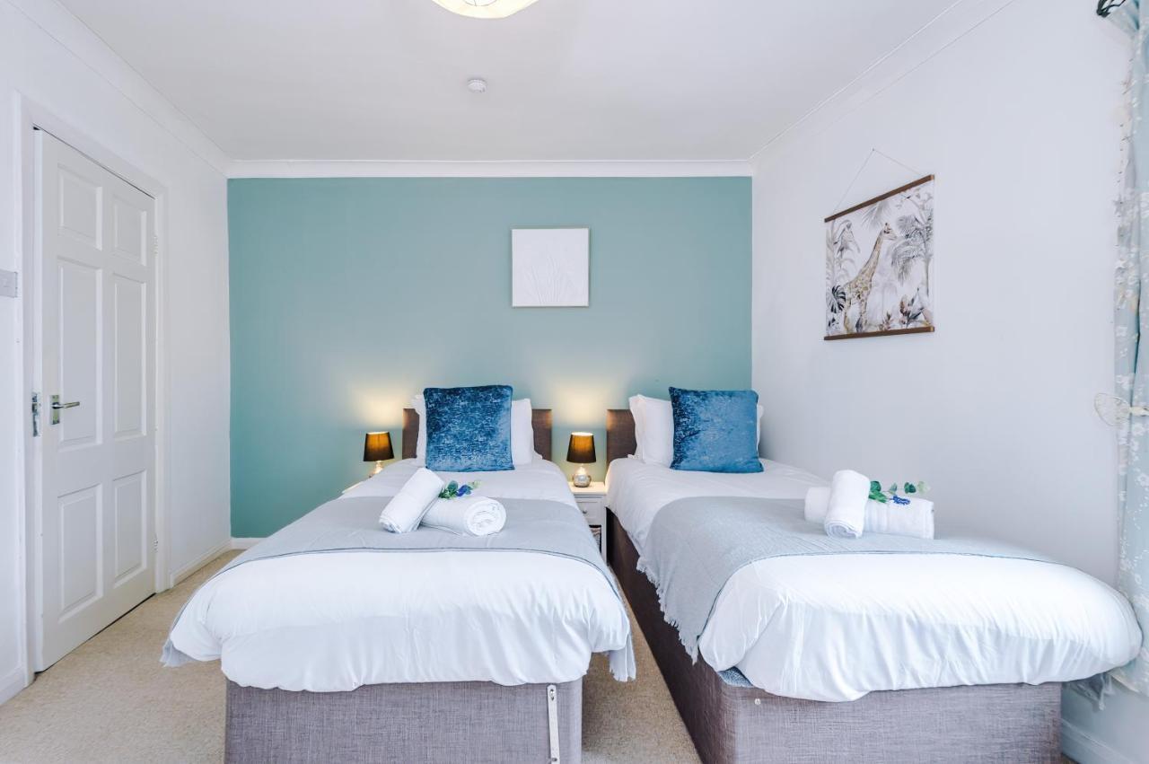 New! Spacious 2-bed In By 53 Degrees Property, Ideal For Long Stays, Great Location - Sleeps 6 *