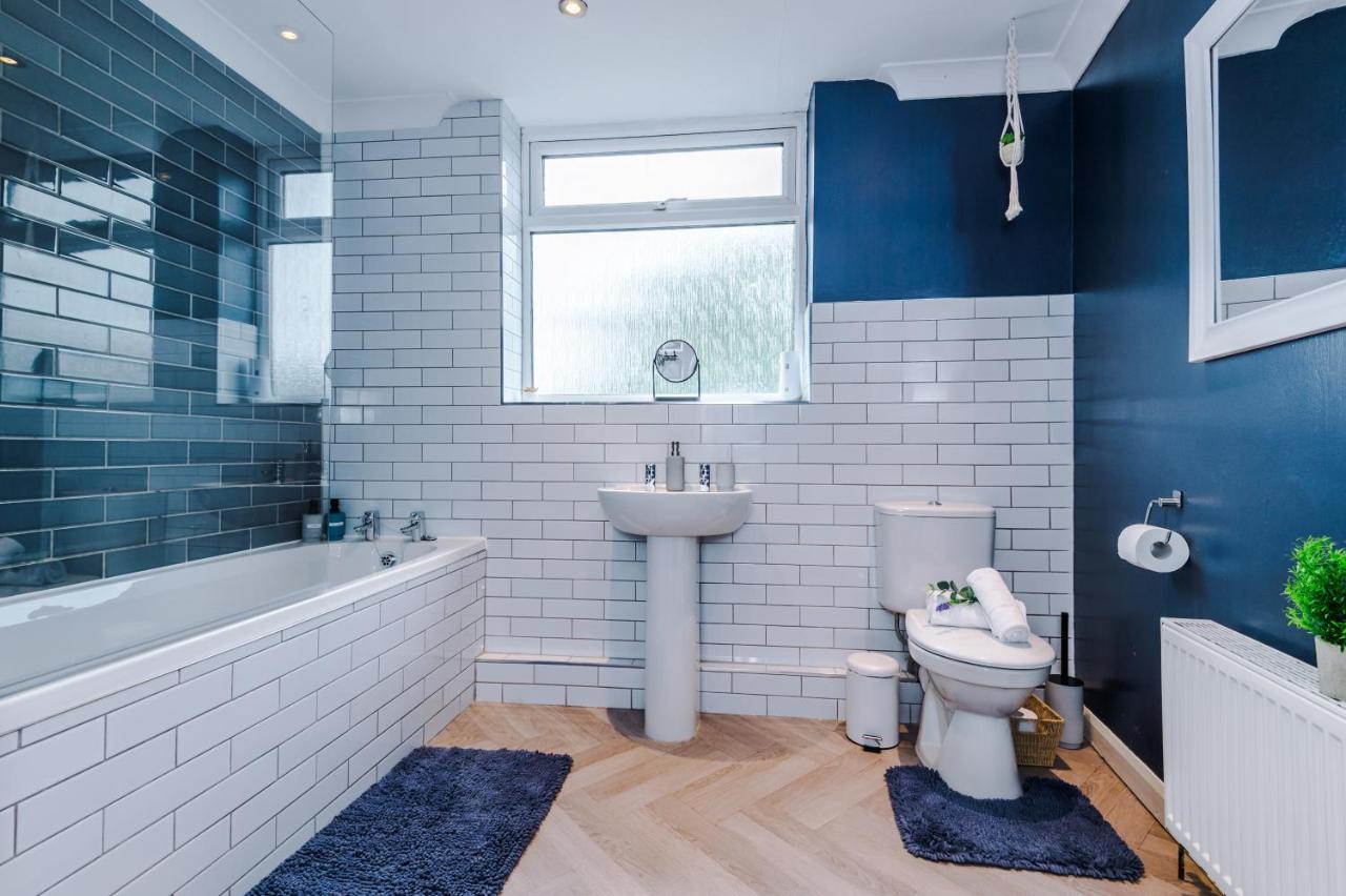 New! Spacious 2-bed In By 53 Degrees Property, Ideal For Long Stays, Great Location - Sleeps 6 *