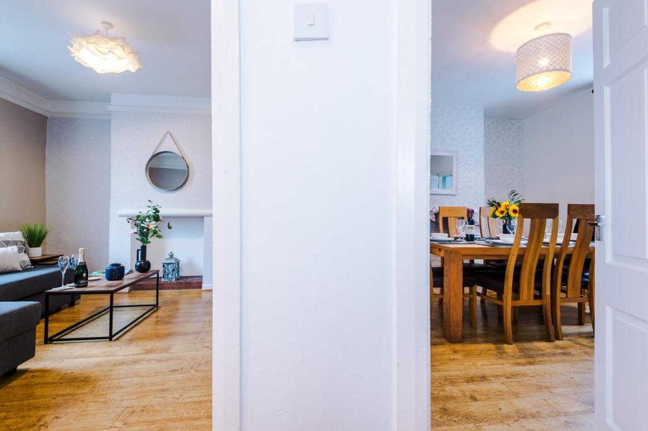 New! Spacious 2-bed In By 53 Degrees Property, Ideal For Long Stays, Great Location - Sleeps 6 Дом отдыха *