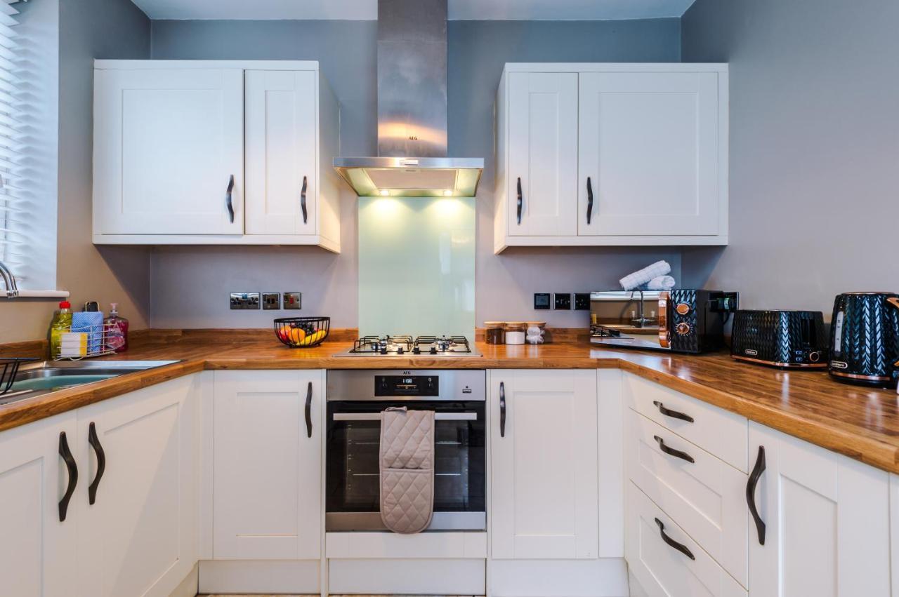 New! Spacious 2-bed In By 53 Degrees Property, Ideal For Long Stays, Great Location - Sleeps 6 *